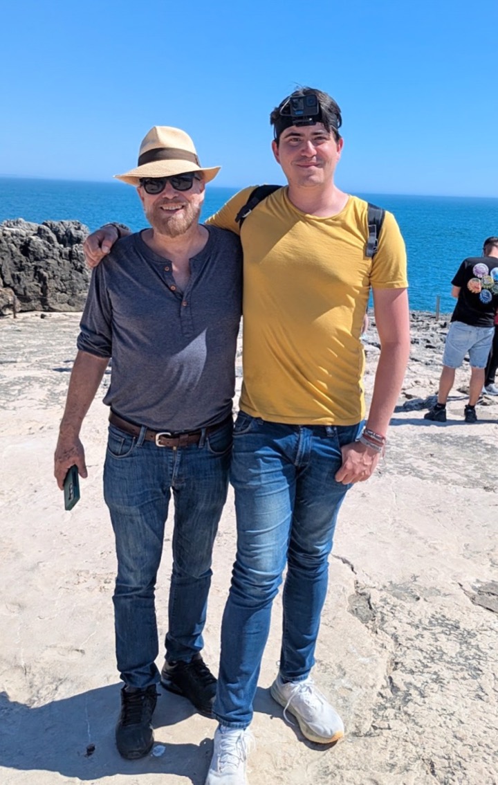 Diego y su papá frente al mar en Cascais, Portugal